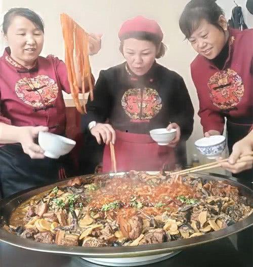 听老板吃饼听同事吃瓜